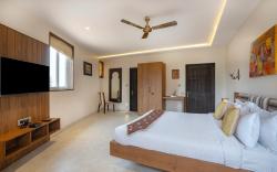StayVista's Tree House at Sula Wada - Cozy Home with Vintage Charm, Swimming Pool, Indoor Activities