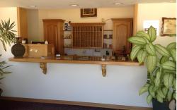 Holiday Lodge & Suites