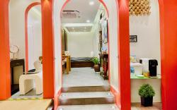 Front-House Oasis with Spa - Relaxing & Convenient