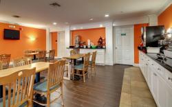 Centerstone Inn & Suites