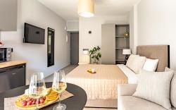 Sanders Tower Centre - Elegant Studio w Balcony