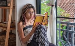 Cozy, smart, renovated flat above Ubud's roofs
