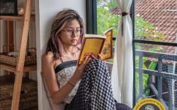 Cozy, smart, renovated flat above Ubud's roofs