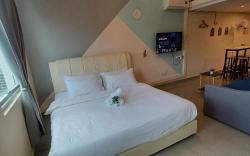 Grand & Comfy Suite @ King Bed at The CEO