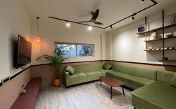 The Phoenix -Luxury Green Escape with Lawn & peace