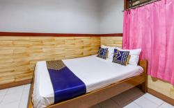 SPOT ON 93517 De Lanang Homestay Near Masjid Janapria