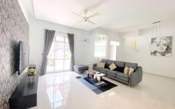 Shamrock Hideout: 25-Guest Coastal Villa