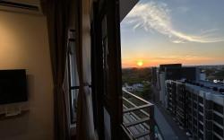 Sunset View Middle Floor KAvenue Private Room 3Pax
