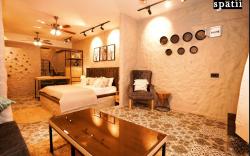 Spatii by the ganges