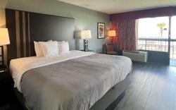 Quality Inn & Suites Gulf Breeze Bayside near Pensacola Beach