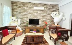 Wood Theme Home / town centre / 18pax