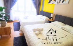 H&M Valley Suite (Pool View)