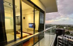 K Avenue *Sunset Balcony View* (5 mins to Airport)