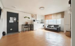 Hongdae  야피하우스 /#2넓은공간 1Room. 홍대입구역 (Exit6). 파티가능
