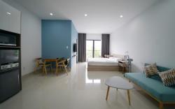 Sunny Studio with balcony - Steps to Dragon Bridge