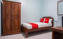 OYO 93695 Guest House Riharti Syariah