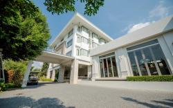 THE NAVY HOUSE HOTEL