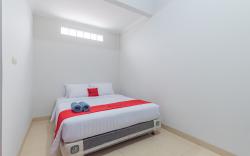 RedDoorz near Kiara Artha Park