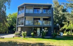 Garden Tower Beside the Lake - Ground Floor Studio