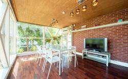 Max20. Rerax at sunroom in the detached house!