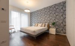 Central 2br Apartment  Private Parking  Long Term Welcome