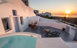Deluxe Cave Suite | Jetted Tub | Sea & Sunset View