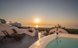 Luxury Cave Suite | Jetted Tub | Sea & Sunset View