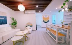 The output for 特色青旅六人间床位 is: Six-Bed Dormitory in Featured Youth Hostel
