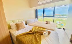 MACTANNEWTOWN2BR w/ 4 beds with Pool Access 