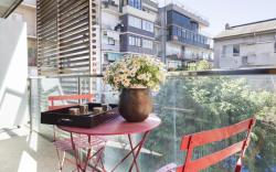 Charming Apartment in the Center w/ Balcony for 6