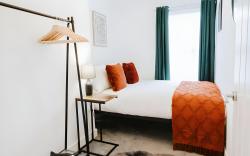 3 Bed Central Home with Netflix