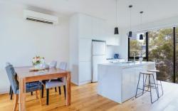 Bright 3 level townhouse