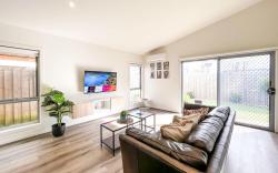 Modern Berwick Home WiFi*Smart TV*Garage