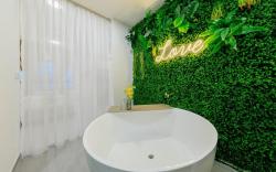 Insta-worthy Bath Tub Studio w Lush Greenery 浴缸MRT