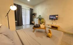 Imperio 2 Pax Poolview B15 - Bathtub Free Parking