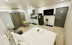 (4) Modern studio near SM Lipa/King bed & Sofa bed