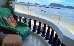 Friday's Guesthouse and Cafe