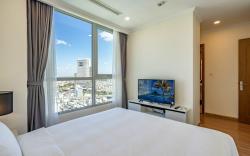 Vinhomes Central Park 2BR with Entire HCM View