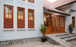 RedDoorz Plus near Pasundan University