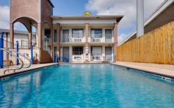 Super 8 by Wyndham San Antonio Pearl District / Downtown