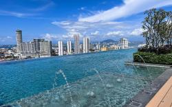 Georgetown 3 car park | SkyPool | Family 10 pax |