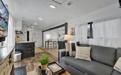 Lucinda Luxury RV with Hot Tub