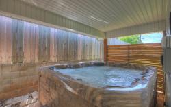 Wanderlust #1 | Hot Tub | Shared outdoor Space