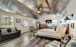 Holy Cow Cottage with Amazing Hill Country Views