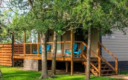 Bluebonnet Waterfront Cottage with Hot Tub