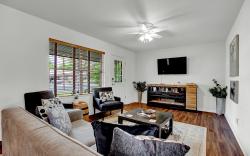 Gorgeous Bluebonnet House with Deck and Fire Pit