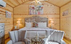 Fancy Cabin Right on Main St!