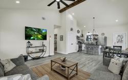Hill Country Hideaway with Fire Pit and Hot Tub!