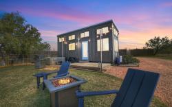 Henley-Lux Tiny Home-Hot Tub-Fire Pit