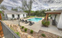 Schubert Inn-Main with Pool and Grill - 2Blks to Main
